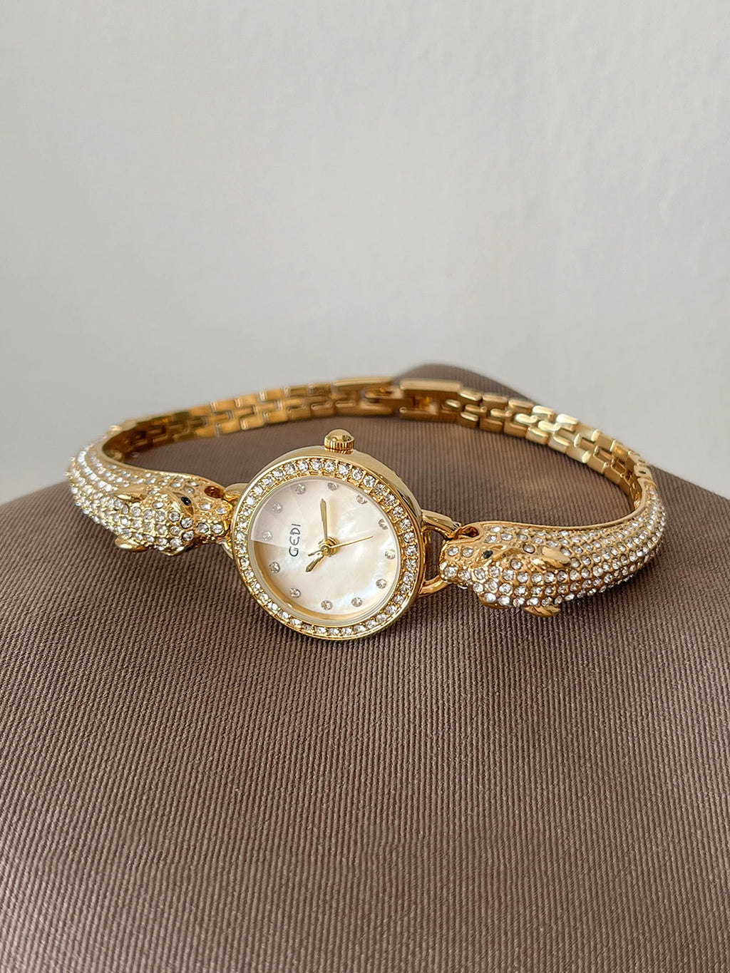 Retro Classic Luxury Watch for Women Diamond-Studded Bracelet Quartz Ladies Watch Dragon-Shaped Bracelet Ladies Wristwatch Gift