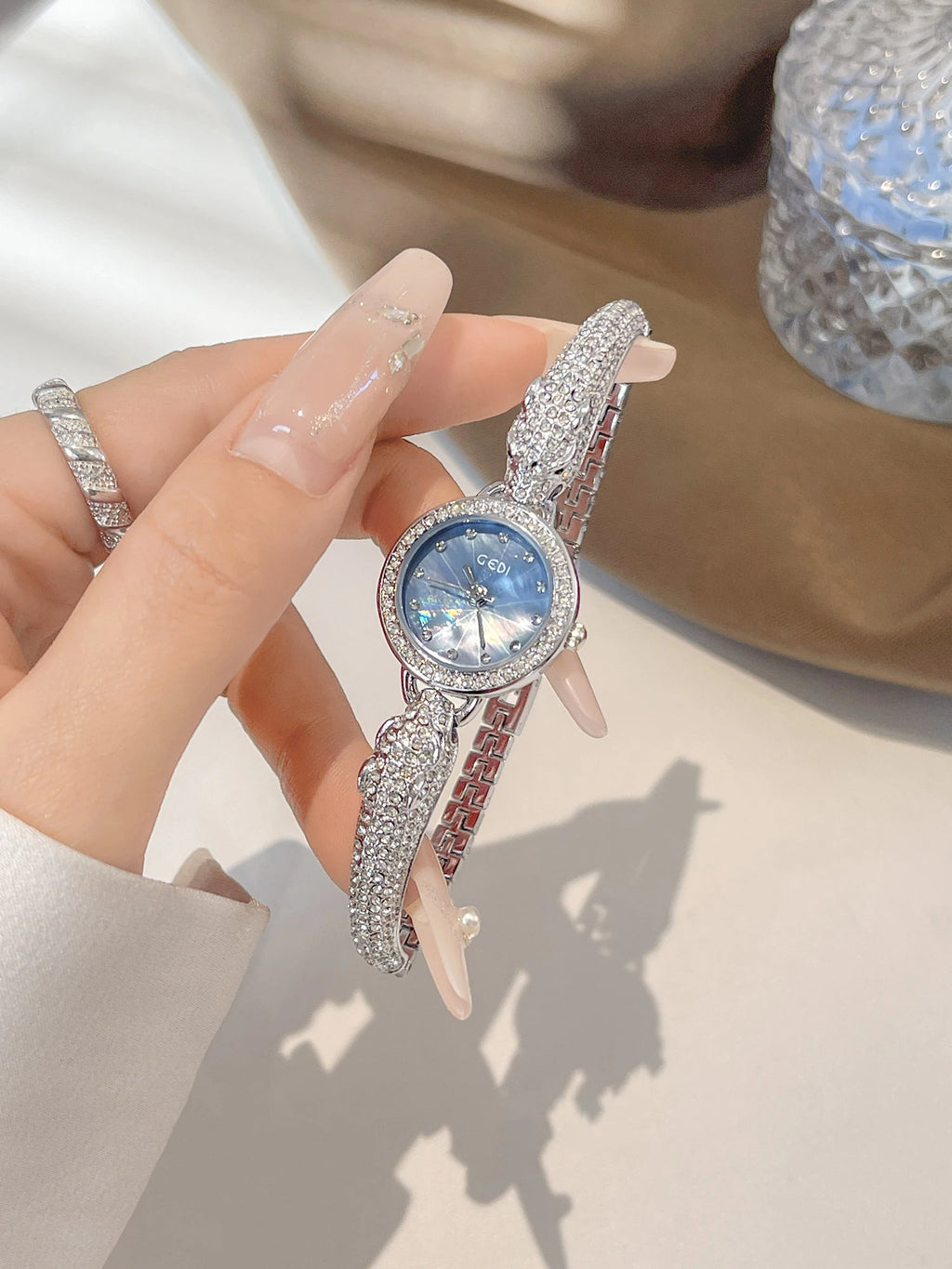 Retro Classic Luxury Watch for Women Diamond-Studded Bracelet Quartz Ladies Watch Dragon-Shaped Bracelet Ladies Wristwatch Gift