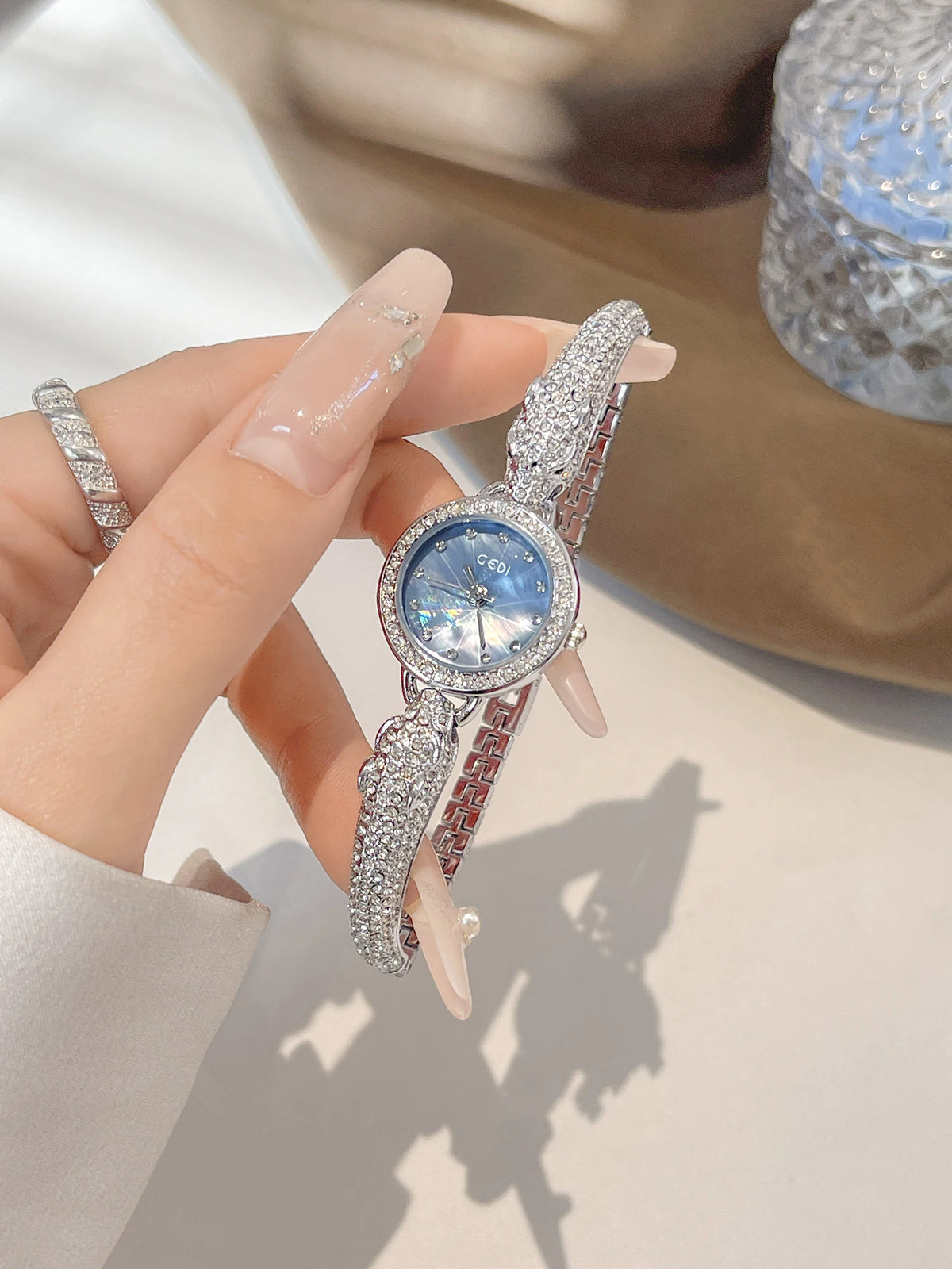 Retro Classic Luxury Watch for Women Diamond-Studded Bracelet Quartz Ladies Watch Dragon-Shaped Bracelet Ladies Wristwatch Gift