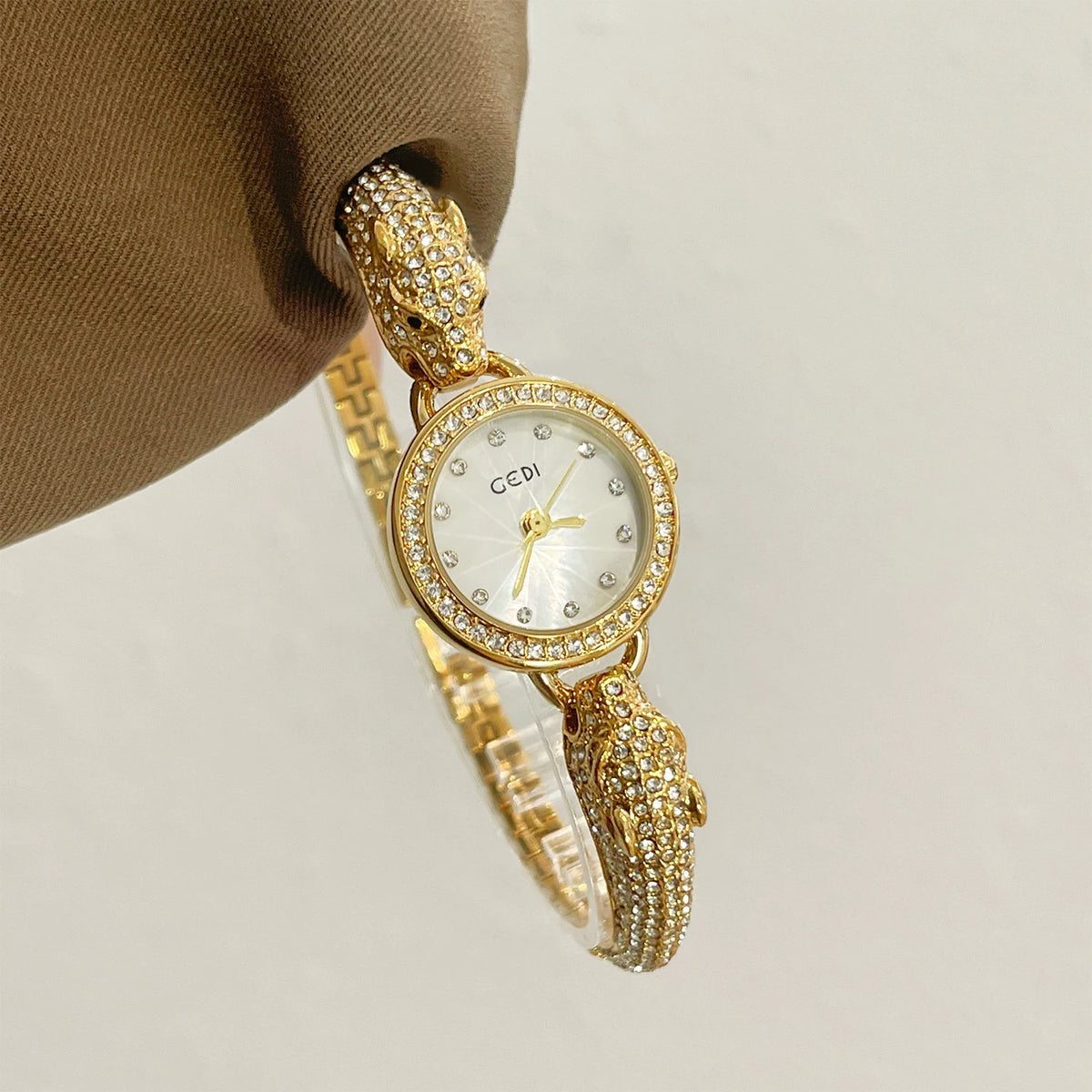 Retro Classic Luxury Watch for Women Diamond-Studded Bracelet Quartz Ladies Watch Dragon-Shaped Bracelet Ladies Wristwatch Gift