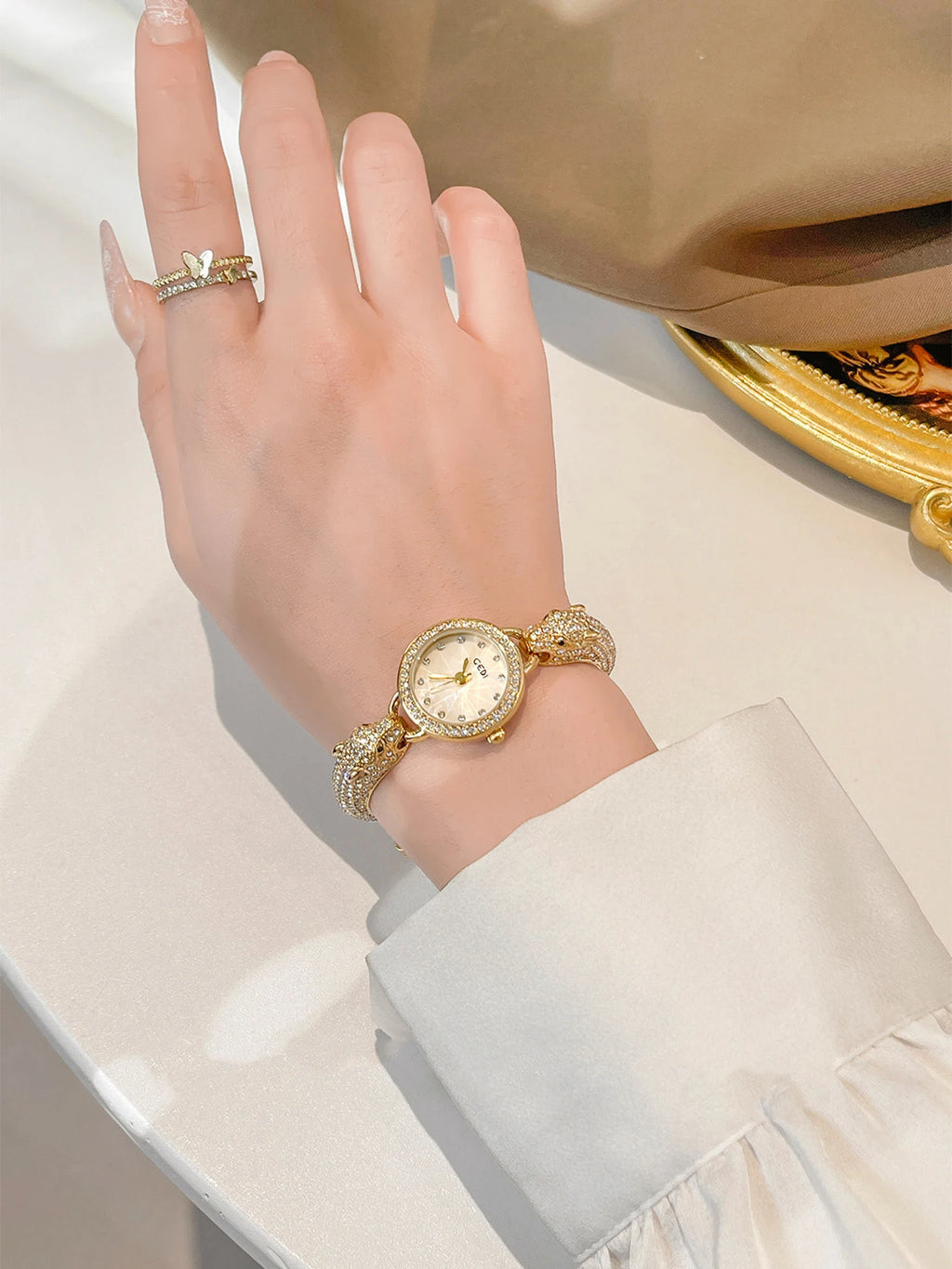 Retro Classic Luxury Watch for Women Diamond-Studded Bracelet Quartz Ladies Watch Dragon-Shaped Bracelet Ladies Wristwatch Gift