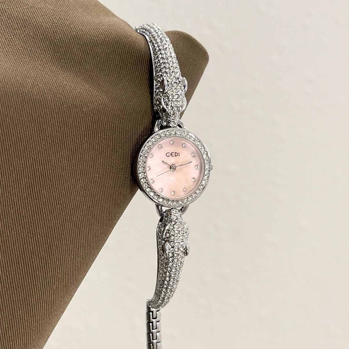 Retro Classic Luxury Watch for Women Diamond-Studded Bracelet Quartz Ladies Watch Dragon-Shaped Bracelet Ladies Wristwatch Gift