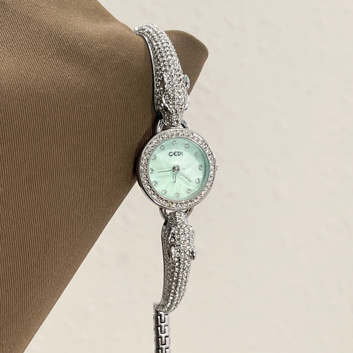 Retro Classic Luxury Watch for Women Diamond-Studded Bracelet Quartz Ladies Watch Dragon-Shaped Bracelet Ladies Wristwatch Gift