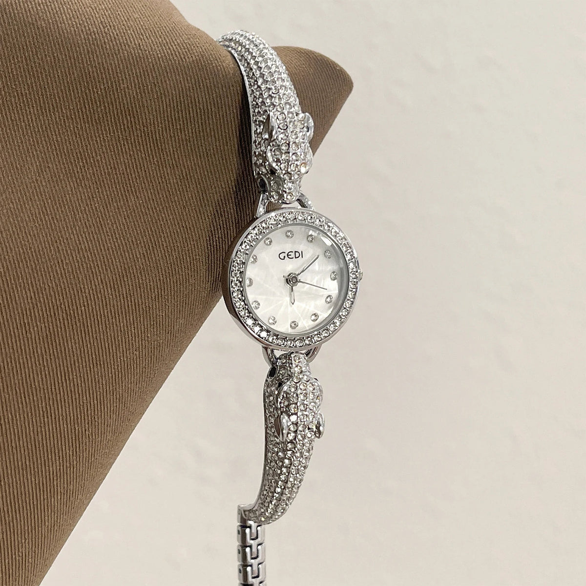 Retro Classic Luxury Watch for Women Diamond-Studded Bracelet Quartz Ladies Watch Dragon-Shaped Bracelet Ladies Wristwatch Gift