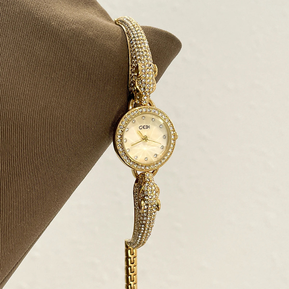 Retro Classic Luxury Watch for Women Diamond-Studded Bracelet Quartz Ladies Watch Dragon-Shaped Bracelet Ladies Wristwatch Gift