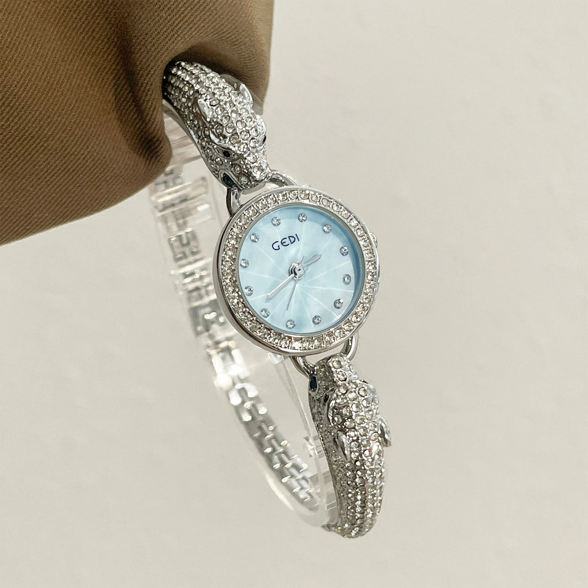 Retro Classic Luxury Watch for Women Diamond-Studded Bracelet Quartz Ladies Watch Dragon-Shaped Bracelet Ladies Wristwatch Gift